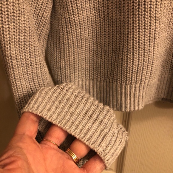 Hollister XS crew neck. Cropped. Pretty Soft grey color - Picture 6 of 11